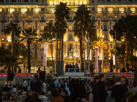 Foto: Opening Party vor dem Intercontinental in Cannes - Link öffnet Foto in Originalgrösse