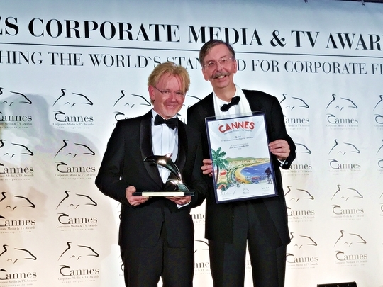 Foto: Bei der Uebergabe durch den Alexander V. Kammel – Gründer der Cannes Corporate Media & TV Awards - Link öffnet Foto in Originalgrösse